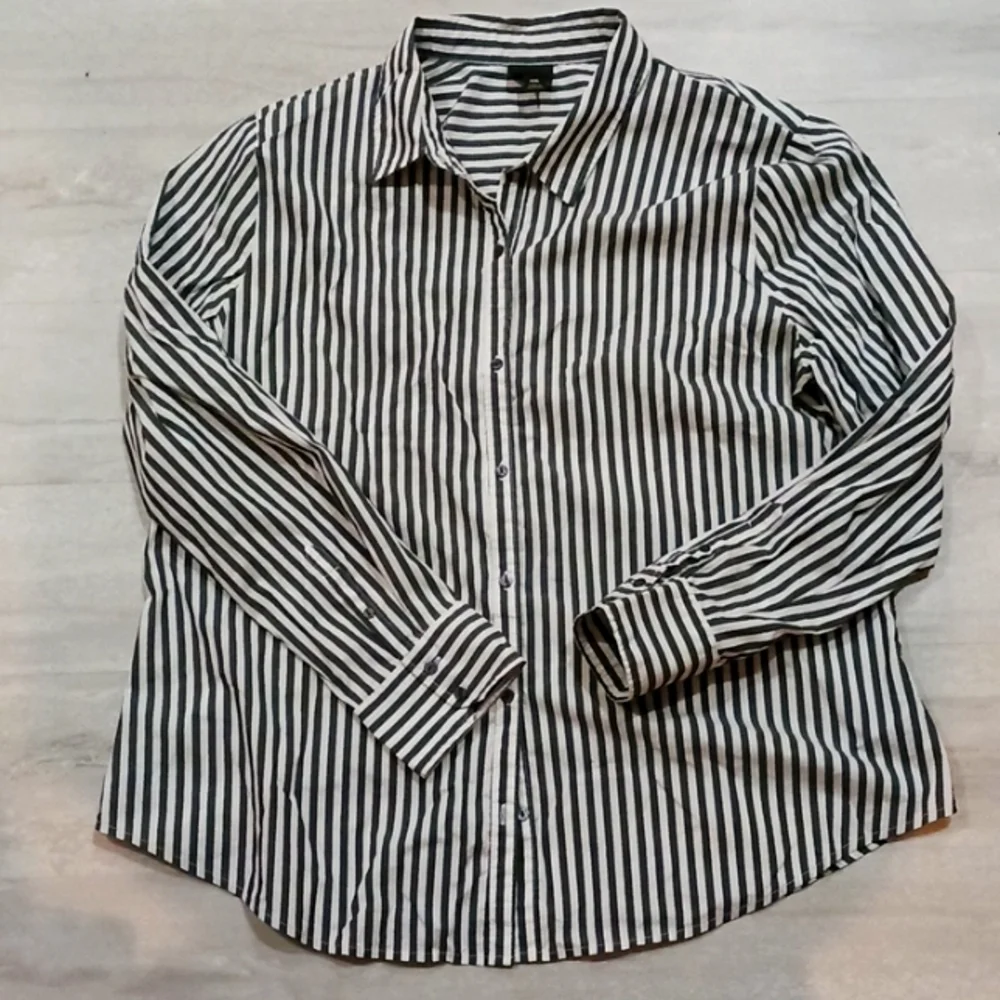 Worthington Women's Easy Care Button Up Collar Long Sleeve Shirt. Size 2xl. - Picture 2 of 12